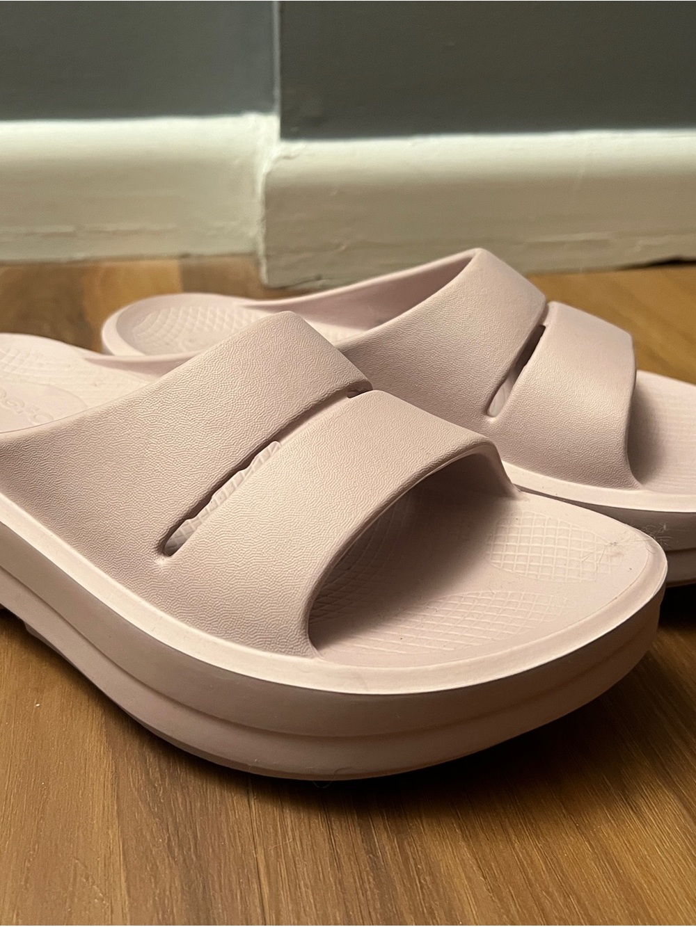 OOFOS OOmega OOahh Sandals - new!